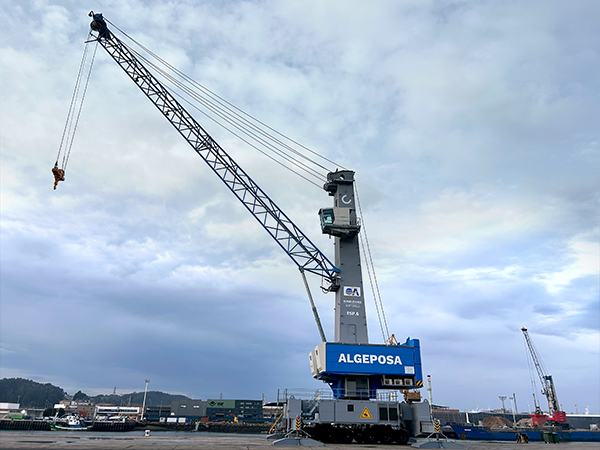 Imagen de la nueva grúa de Algeposa en el puerto de Avilés.