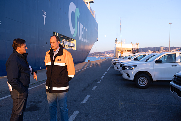 Carlos Botana, presidente de la Autoridad Portuaria de Vigo, junto al buque de UECC.