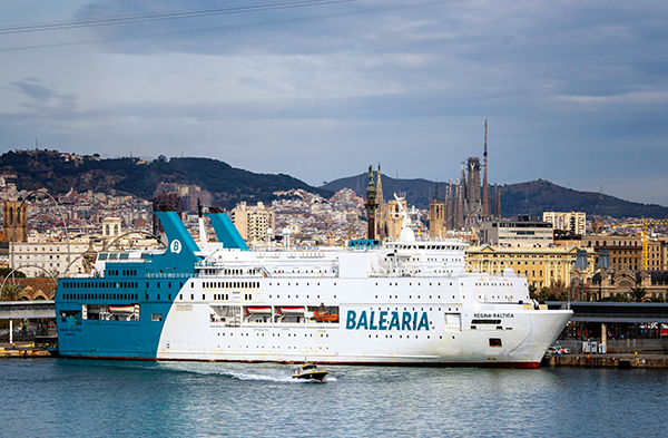 El "Regina Baltica", con capacidad para 1.200 metros lineales de carga, en el puerto de Barcelona (F. Vicens Gimenez).