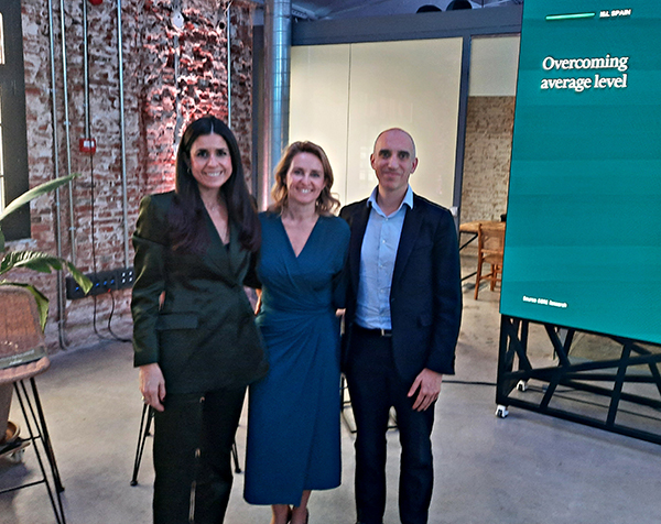 Miriam Goicoechea, Head de Research en Iberia de CBRE; Paloma Relinque, Head de Capital Markets en España de CBRE; y Joan Pina, director de Data Science de CBRE España. 