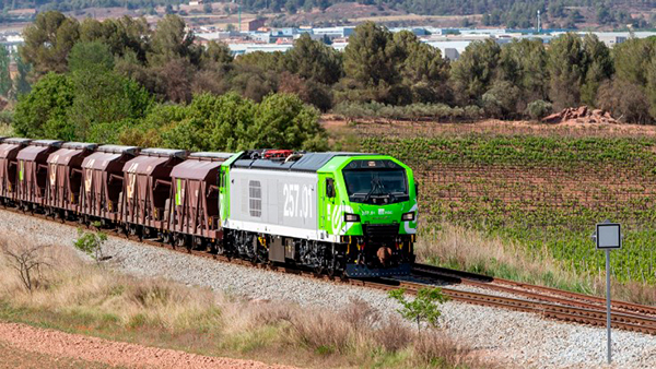 Locomotora dual transportando potasa.