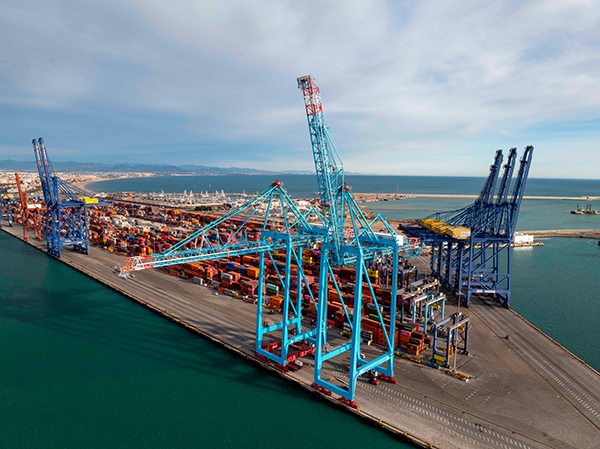 Nuevas grúas situadas en el Muelle de Levante del Puerto de Valencia.