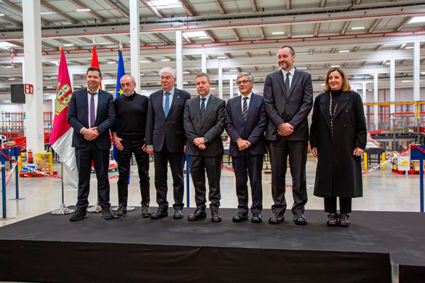 Jérome Jacek (ID Logistics),, Raimundo Gonzalo (Alcampo), José Manuel Tofiño (alcalde de Illescas), Emiliano García.Page (presidente de Castilla-La Mancha), Américo Ribeiro (Alcampo), Óscar Heras (GLP) y Patricia Franco (consejera de Transportes). 